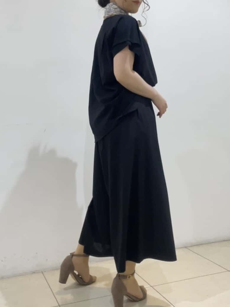 watanabeさんの「UNTITLED｜【手洗い／88cm正方形】エンブレムプリントスカーフ」を使ったコーディネート