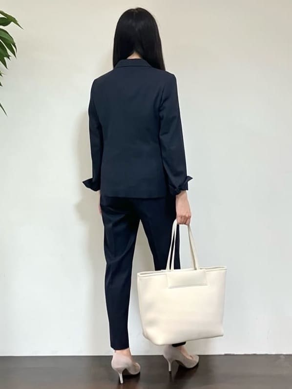 カレンさんの「UNTITLED｜【洗える通勤スーツ】レジェールギャバ ストレッチテーパードパンツ」を使ったコーディネート