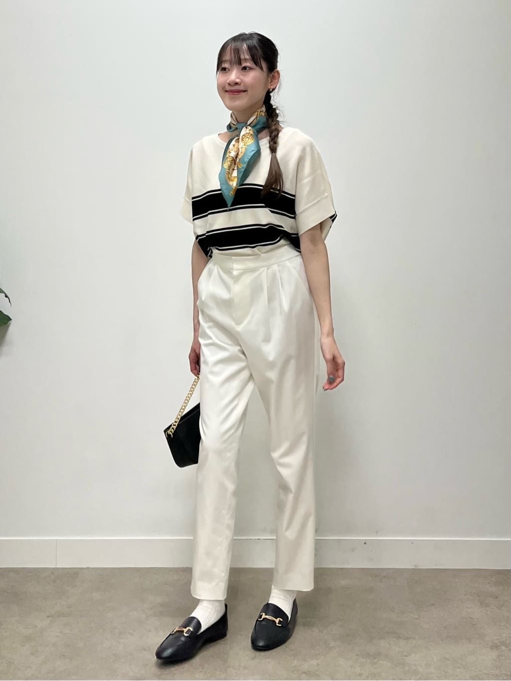 kaaiさんの「UNTITLED｜【手洗い／58cm正方形】ベルトプリントスカーフ」を使ったコーディネート