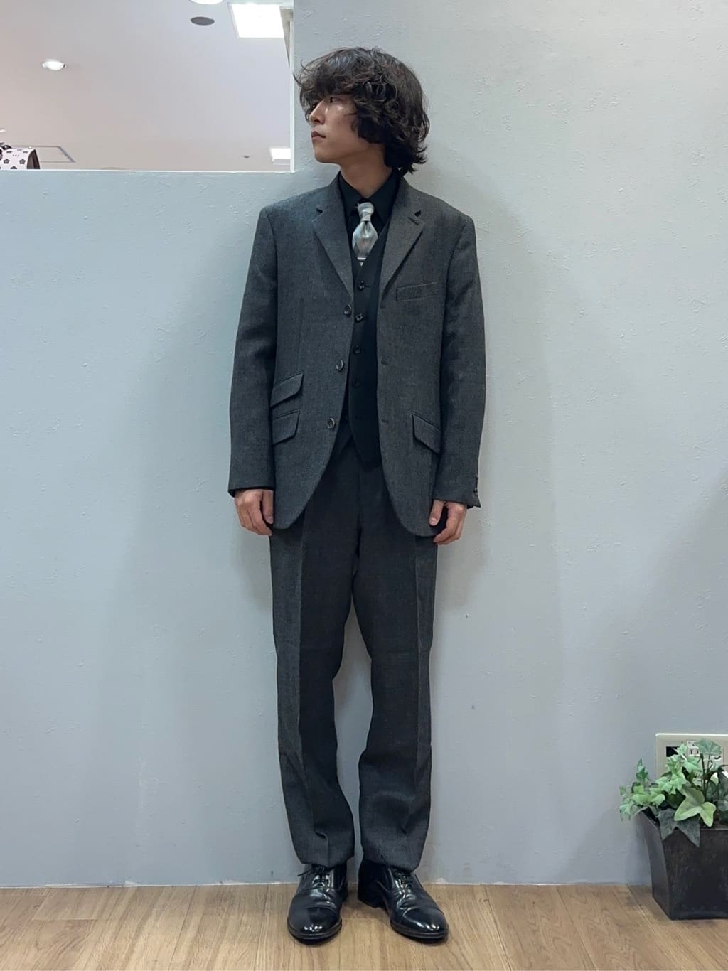 Uさんの「TAKEO KIKUCHI｜【Three by Three】シャイニーシャークピンヘッド ベスト / 3ピース対応」を使ったコーディネート