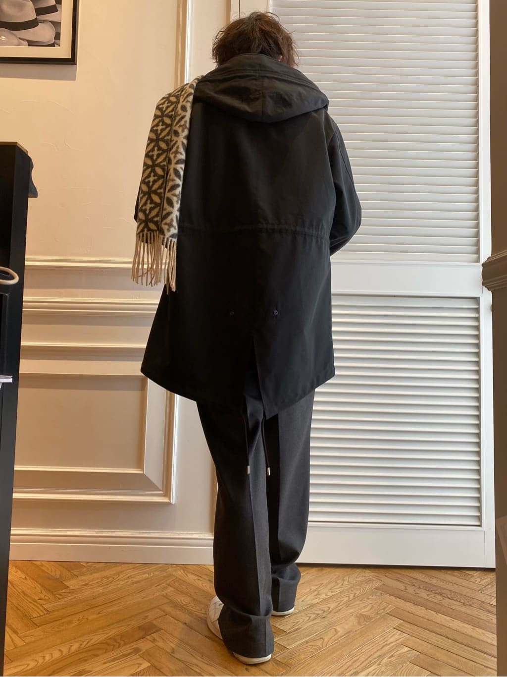須田　慎二郎さんの「DRESSTERIOR｜オーバーラップサークル カシミヤ100%マフラー」を使ったコーディネート