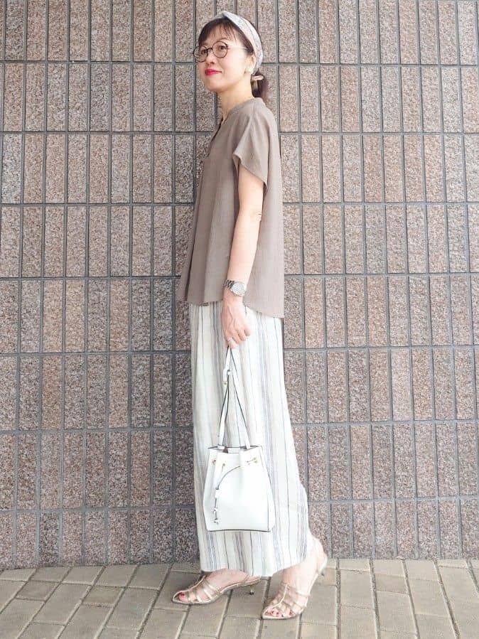 MUTSUKOさんの「UNTITLED｜【手洗い／88cm正方形】エンブレムプリントスカーフ」を使ったコーディネート
