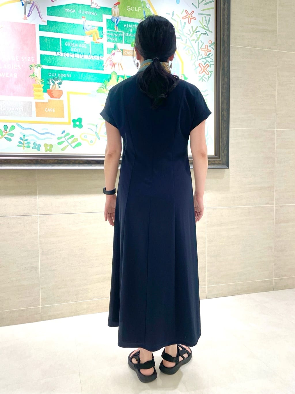 なおさんの「UNTITLED｜【手洗い／58cm正方形】ベルトプリントスカーフ」を使ったコーディネート