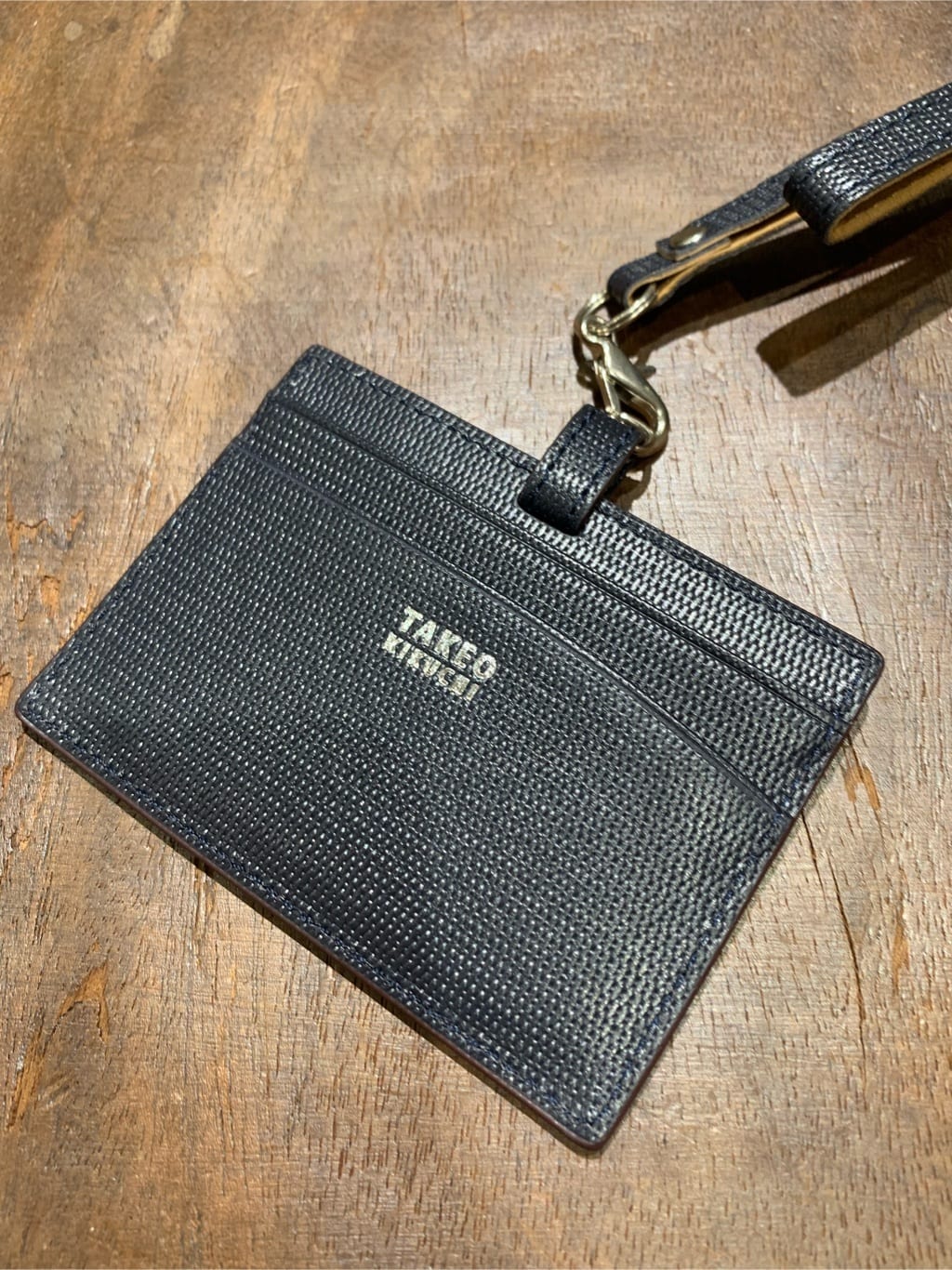 蒲谷祐太さんの「TAKEO KIKUCHI｜【ソフト＆ナチュラル】ミニメッシュ レザー IDカードホルダー」を使ったコーディネート