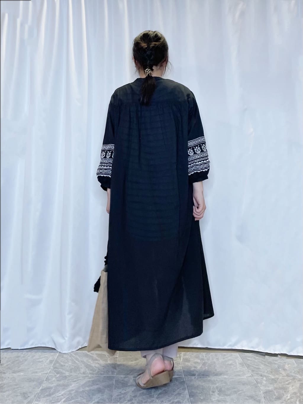 かのさんの「SHOO･LA･RUE｜【SS-3L/無理せずスリム】 ぐんぐん伸びる イージーテーパードパンツ」を使ったコーディネート