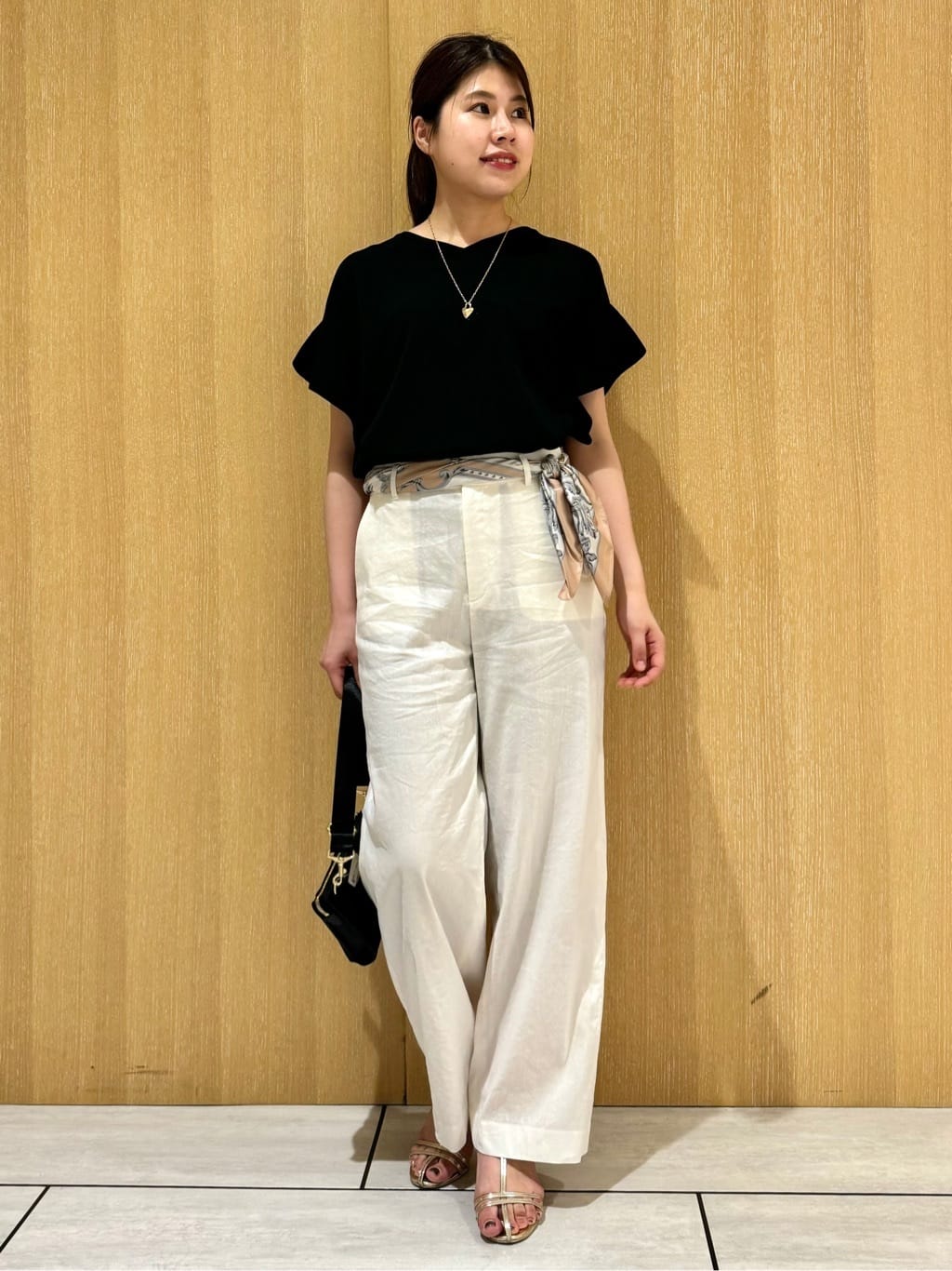 nanaさんの「UNTITLED｜【手洗い／88cm正方形】エンブレムプリントスカーフ」を使ったコーディネート