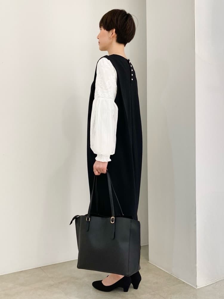 KUROさんの「grove｜【ふわっと心地よい足入れ】やわここち(R)Vカットパンプス」を使ったコーディネート