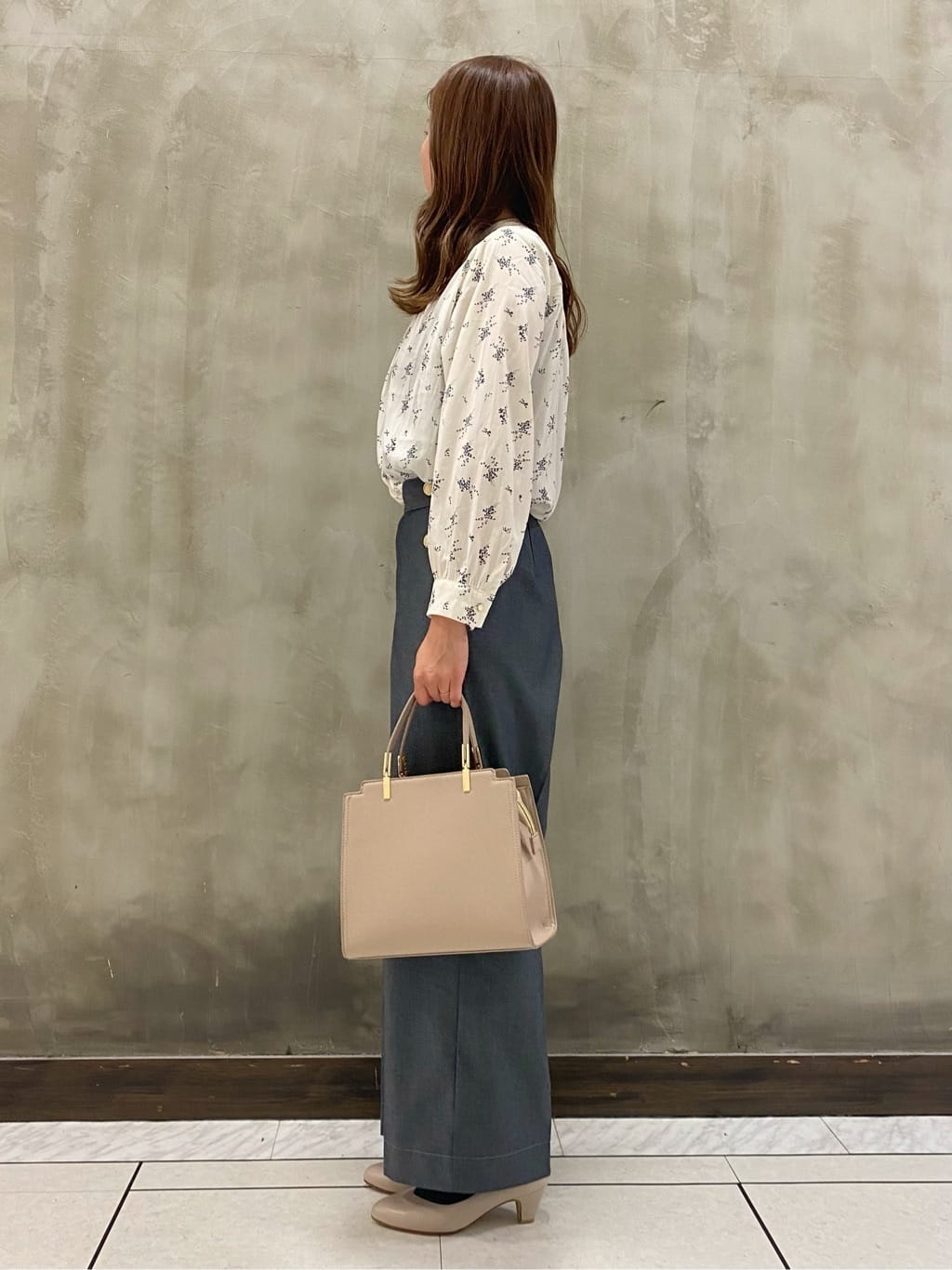 サカタさんの「grove｜【ふわっと心地よい足入れ】やわここち(R)Vカットパンプス」を使ったコーディネート