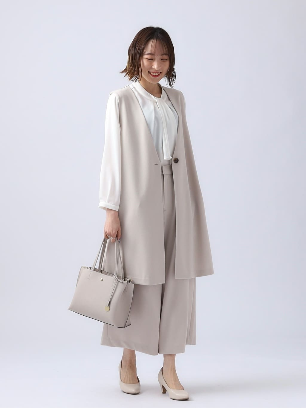 𝐜𝐡𝐢𝐤𝐚さんの「SHOO･LA･RUE｜【通勤/デイリー/セットアップ可】マルチに使える カットジョーゼット ワイドパンツ」を使ったコーディネート