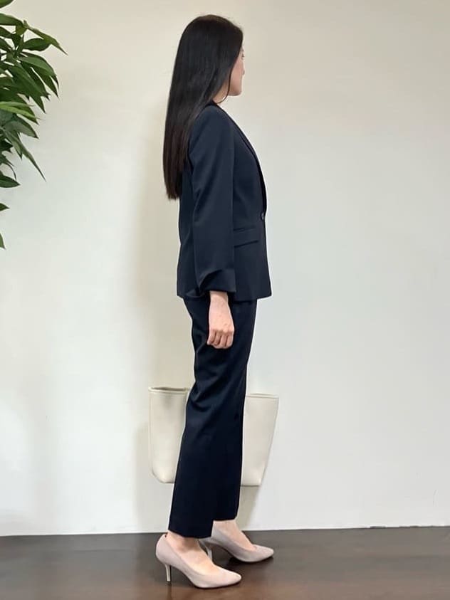 カレンさんの「UNTITLED｜【洗える通勤スーツ】レジェールギャバ ストレッチテーパードパンツ」を使ったコーディネート