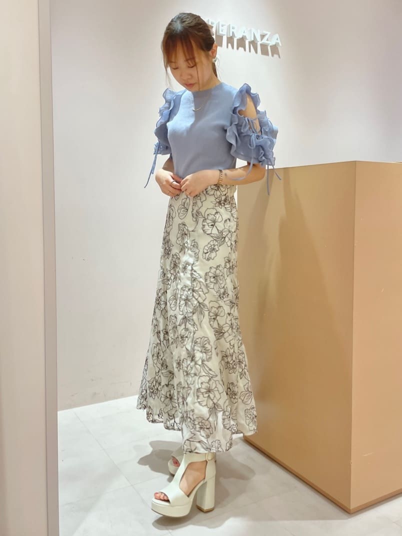 azusaさんの「ESPERANZA｜Tストラップスクエアサンダル 24SS」を使ったコーディネート