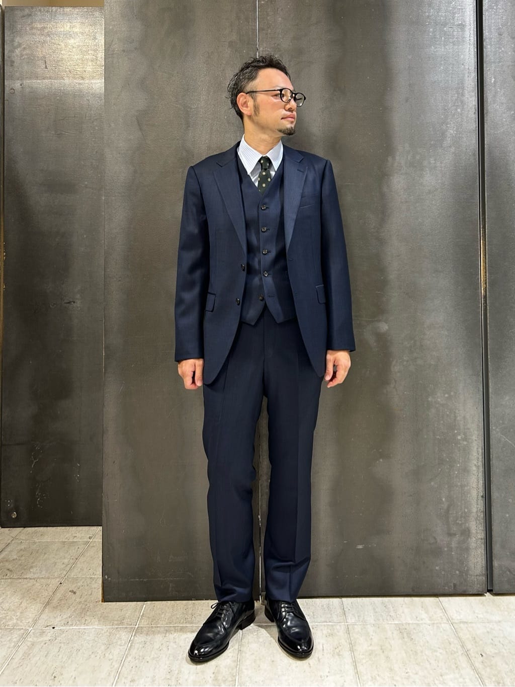 coheyさんの「TAKEO KIKUCHI｜【Three by Three】シャイニーシャークピンヘッド スーツ/3ピース対応可」を使ったコーディネート