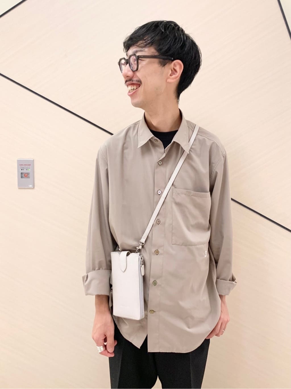 小山凌さんの「DRESSTERIOR｜【Safari5月号掲載】イタリアレザースマホショルダーバッグ」を使ったコーディネート