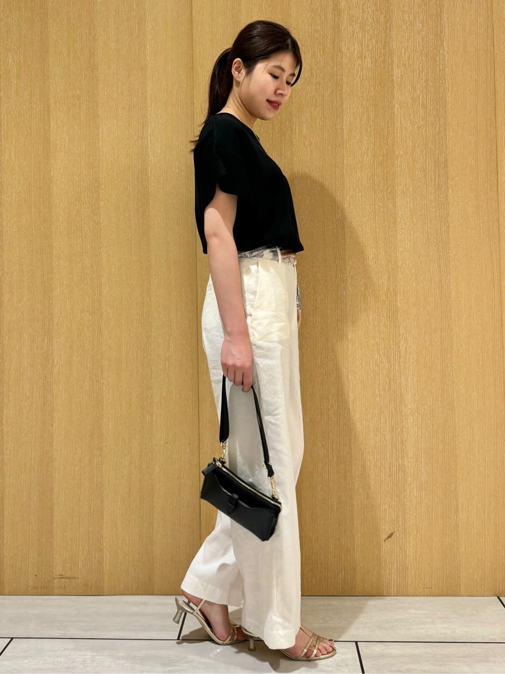 nanaさんの「UNTITLED｜【手洗い／88cm正方形】エンブレムプリントスカーフ」を使ったコーディネート