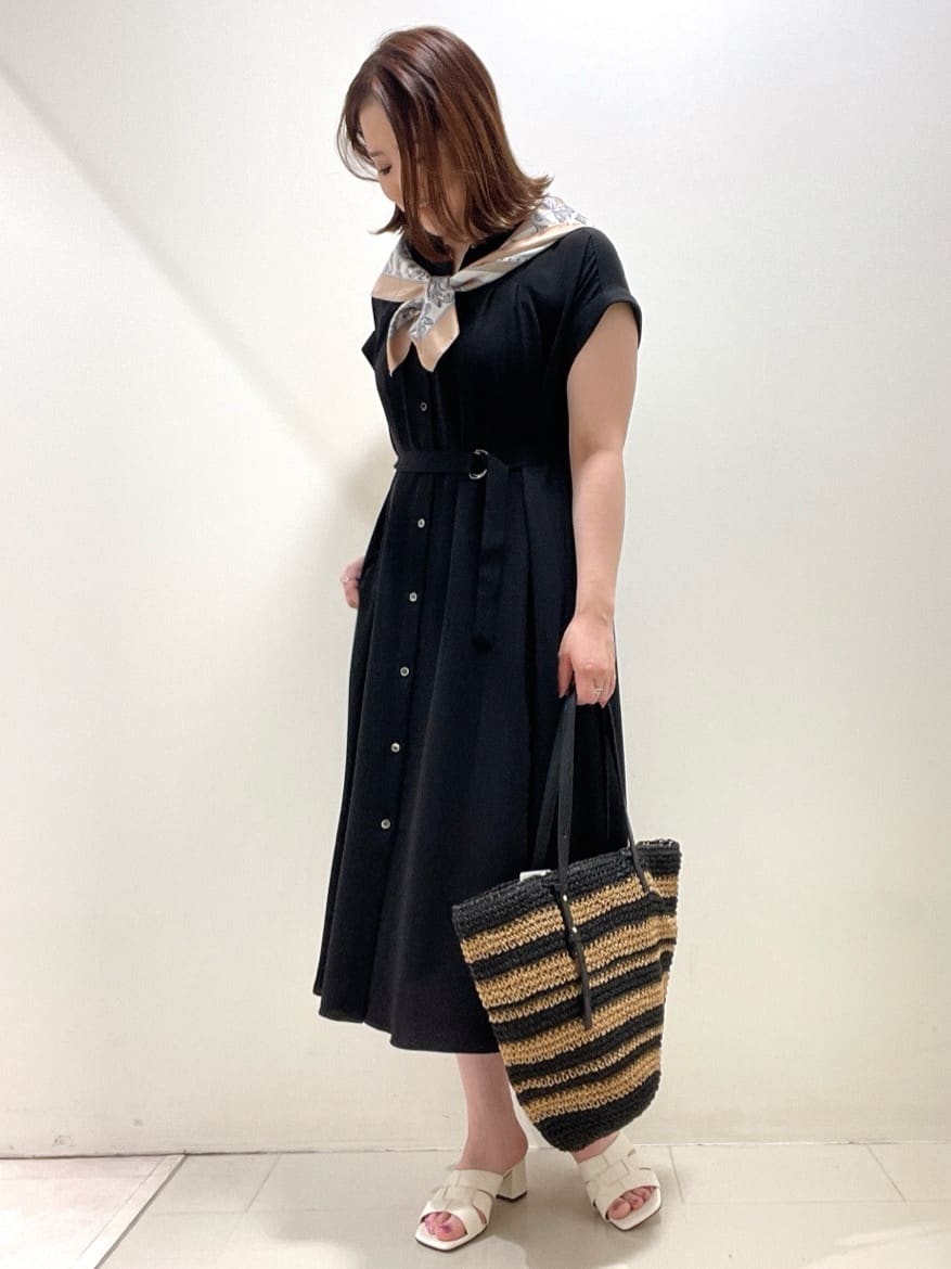 YUIさんの「UNTITLED｜【手洗い／88cm正方形】エンブレムプリントスカーフ」を使ったコーディネート