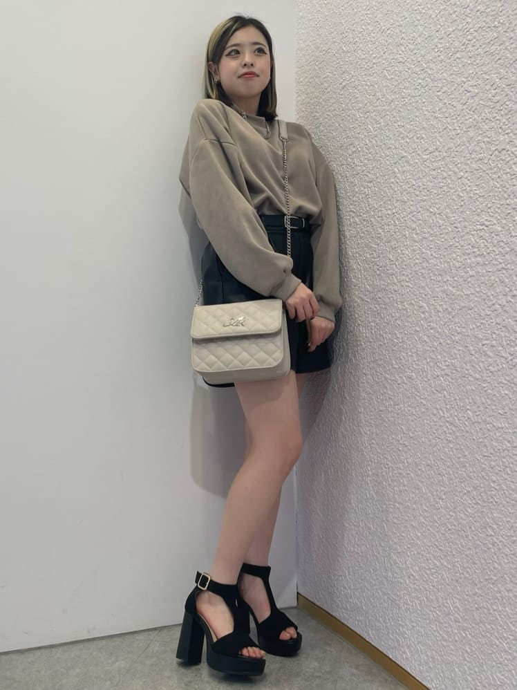 ひなさんの「ESPERANZA｜Tストラップスクエアサンダル 24SS」を使ったコーディネート