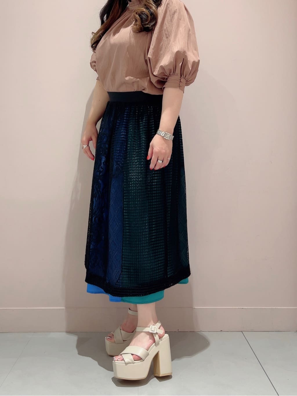 りえさんの「ESPERANZA｜◆【ラク盛り／サンダル】リピーター続出／脚長美脚　ラク盛り厚底サンダル　24年Ver」を使ったコーディネート