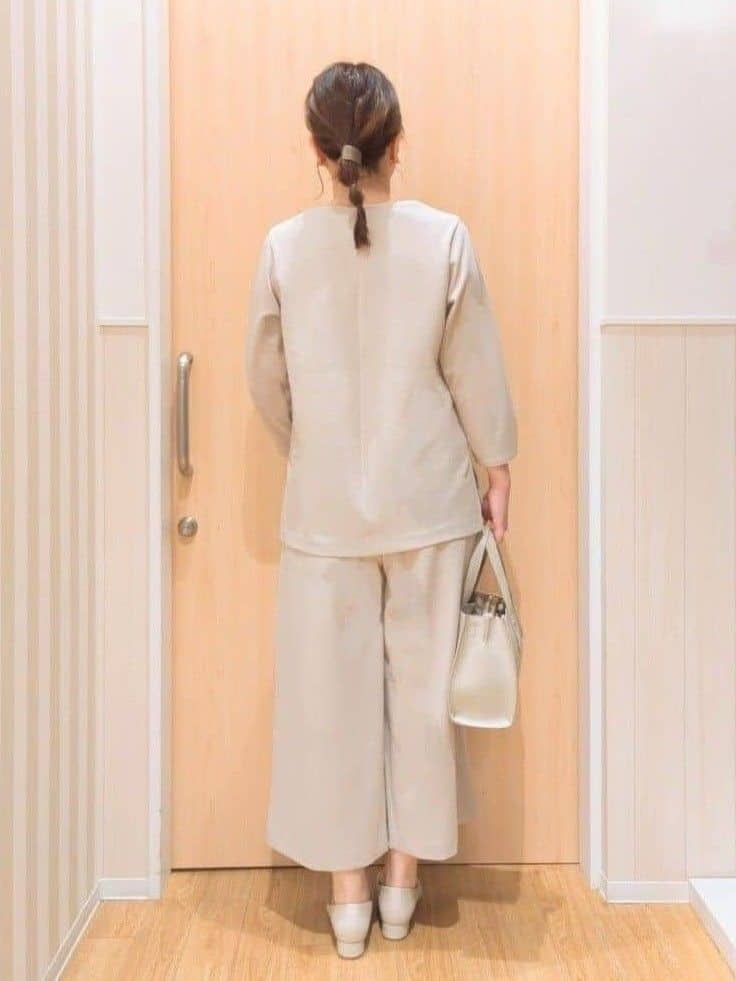 あさんの「SHOO･LA･RUE｜【通勤/デイリー/セットアップ可】マルチに使える カットジョーゼット ワイドパンツ」を使ったコーディネート