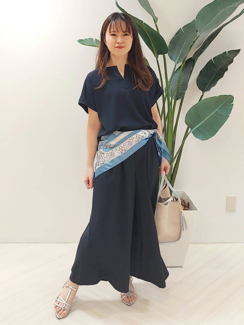 YuKaRiさんの「UNTITLED｜【手洗い／88cm正方形】エンブレムプリントスカーフ」を使ったコーディネート
