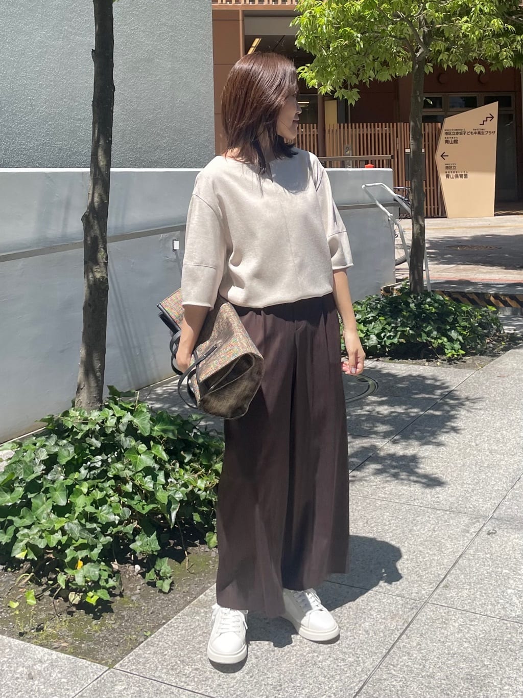 riiさんの「INDIVI｜【褒められパンツ／洗える／ウエストゴム】ワイドタックパンツ」を使ったコーディネート