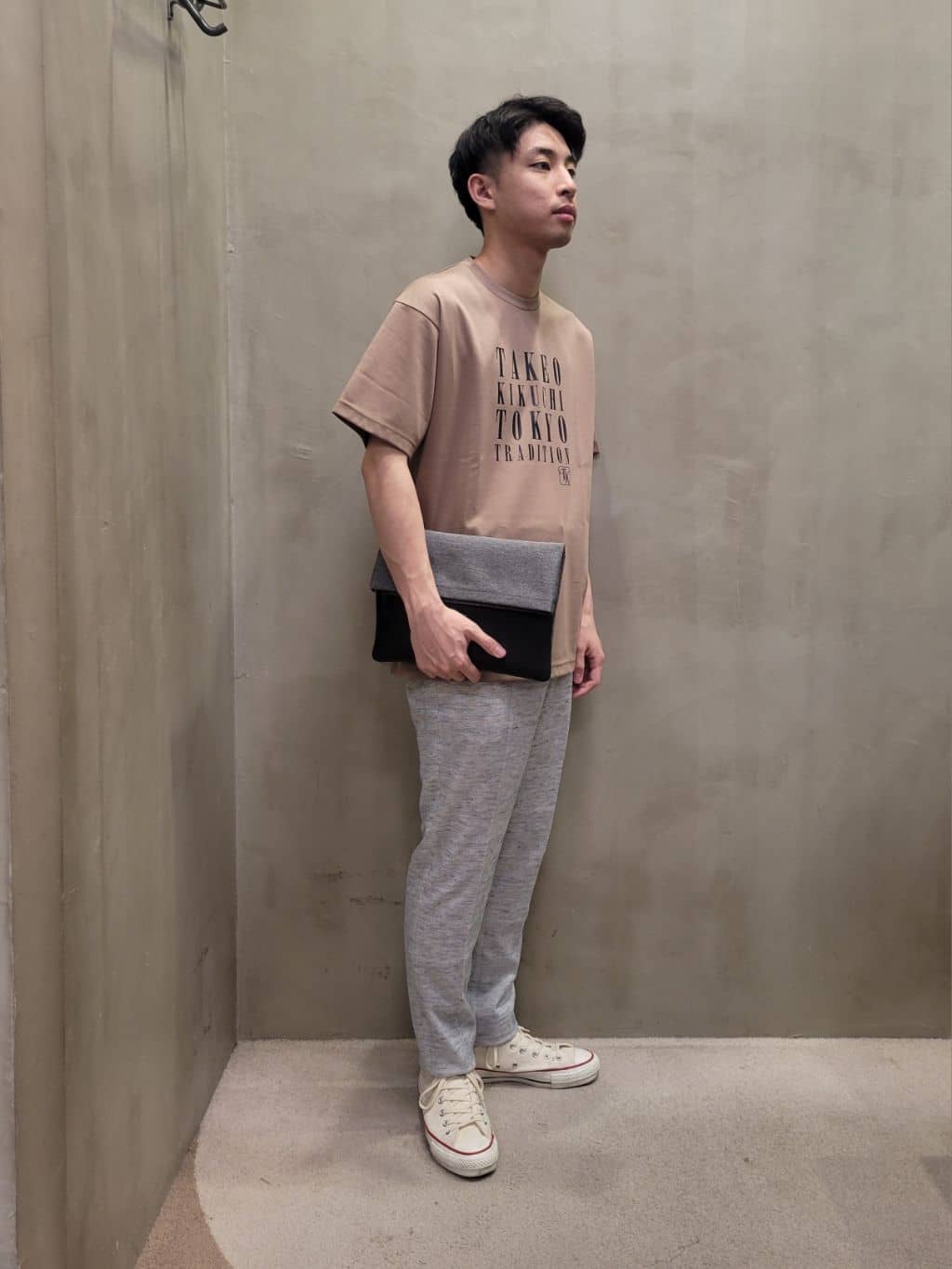 白木駆さんの「TAKEO KIKUCHI｜【尾州織】リネンブレンド メッシュパンツ」を使ったコーディネート