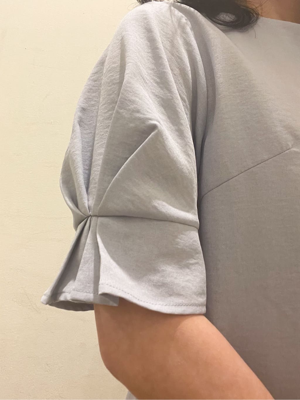 カオハルさんの「index｜《新色追加》タックスリーブブラウス【洗濯機洗い可／吸水速乾／防シワ／抗ピル】」を使ったコーディネート