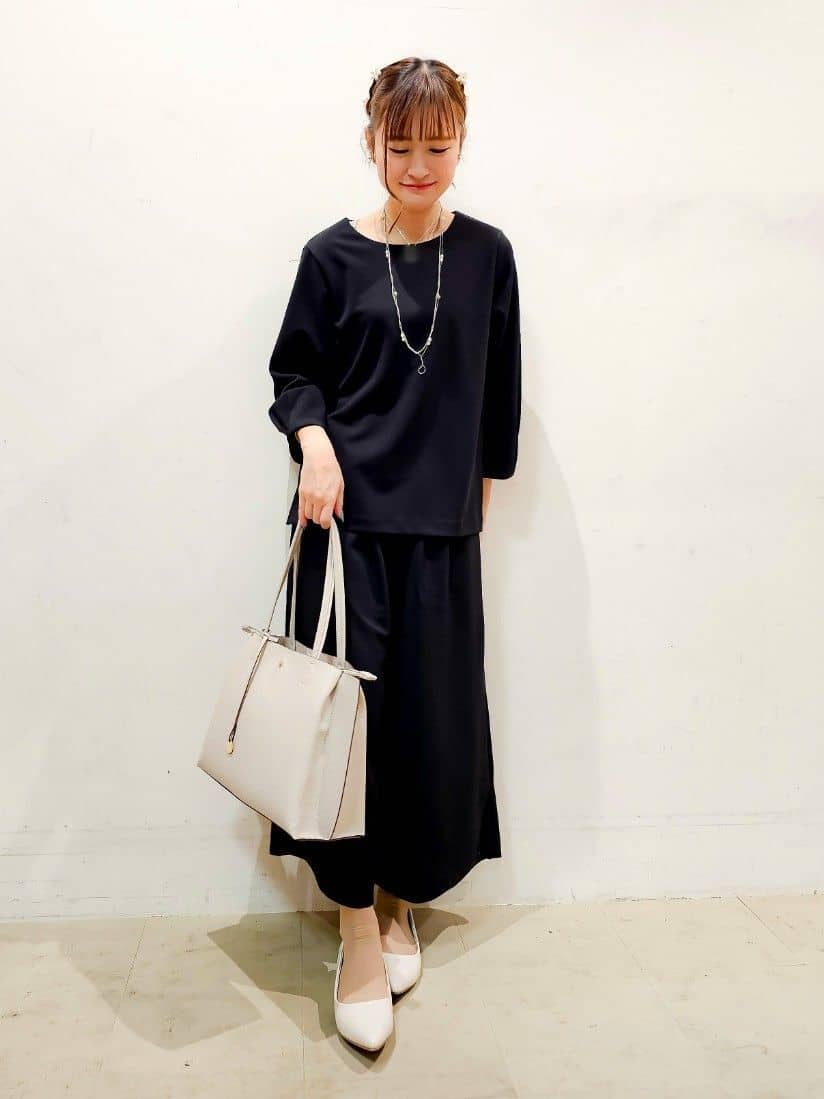 ゆゆさんの「SHOO･LA･RUE｜【通勤/デイリー/セットアップ可】マルチに使える カットジョーゼット ワイドパンツ」を使ったコーディネート