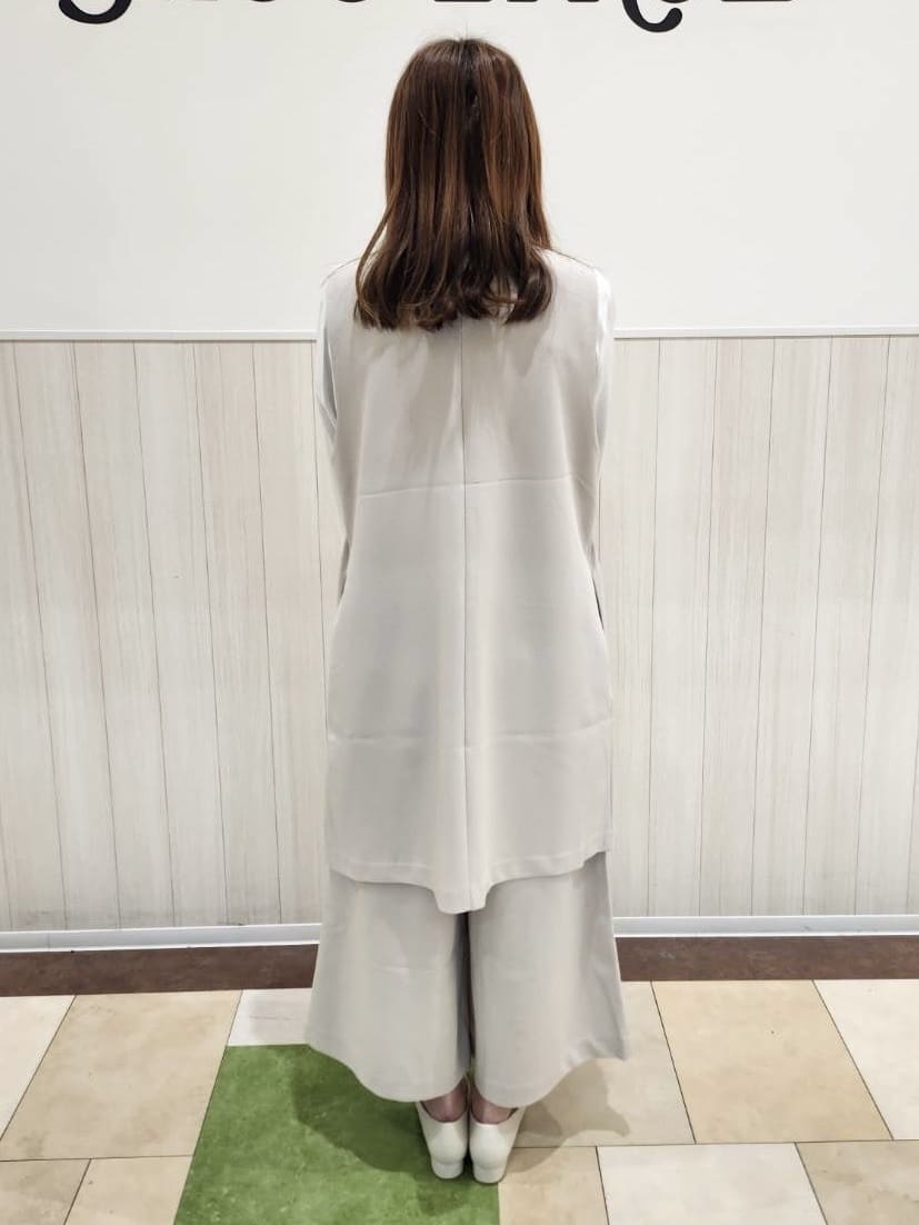 shioriさんの「SHOO･LA･RUE｜【通勤/デイリー/セットアップ可】マルチに使える カットジョーゼット ワイドパンツ」を使ったコーディネート