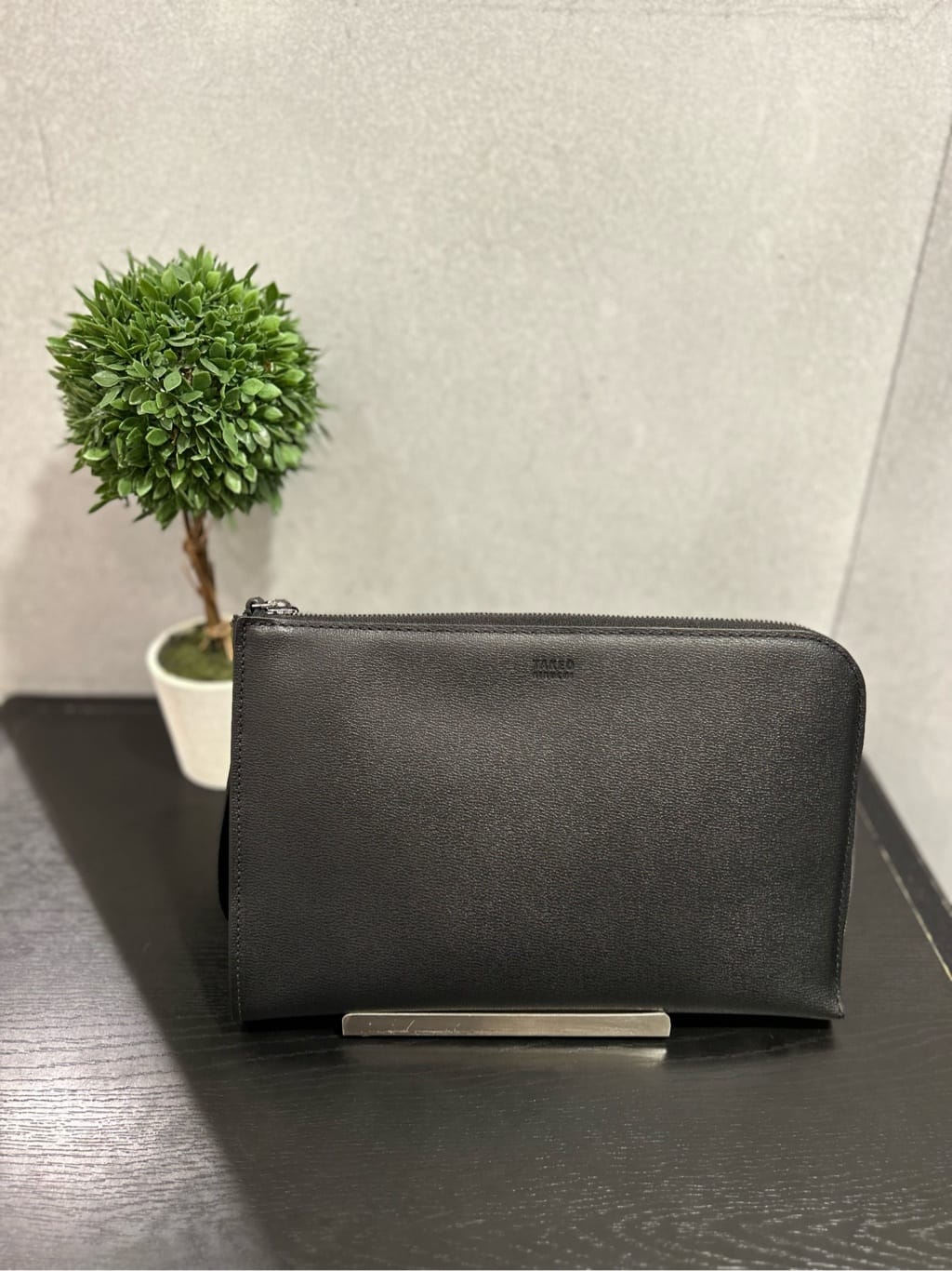 DDDさんの「TAKEO KIKUCHI｜【ベーシック】レザー クラッチバッグ」を使ったコーディネート