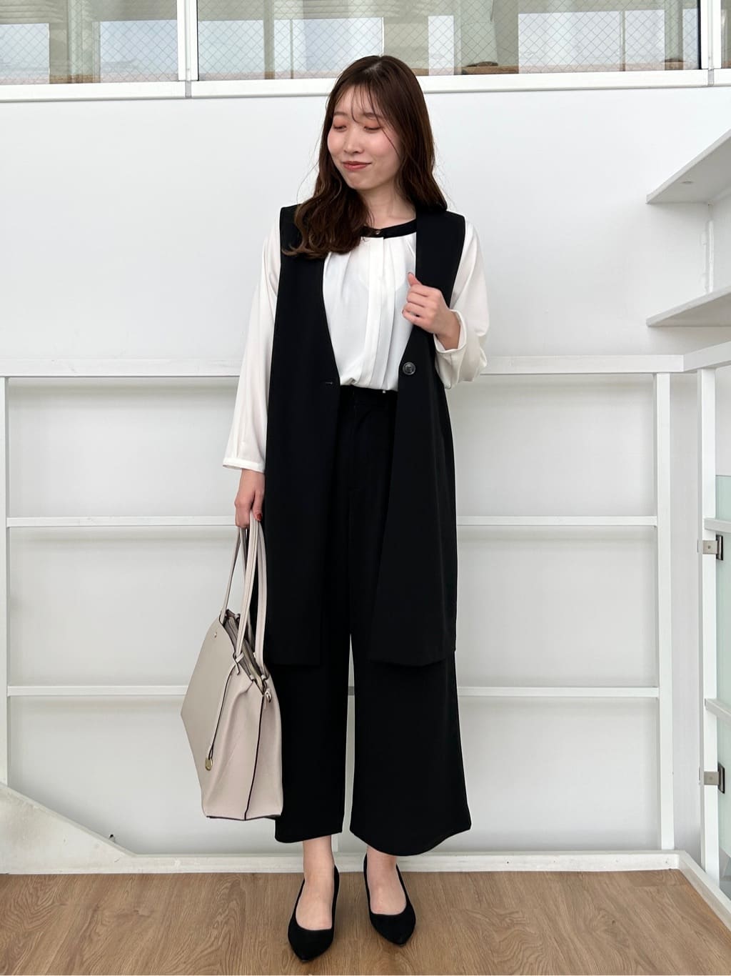 shionさんの「SHOO･LA･RUE｜【通勤/デイリー/セットアップ可】マルチに使える カットジョーゼット ワイドパンツ」を使ったコーディネート