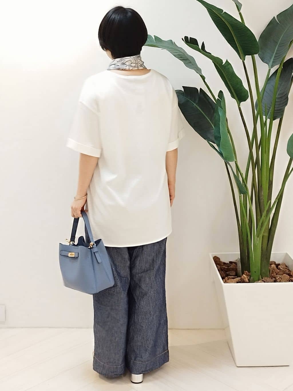 s u g iさんの「UNTITLED｜【手洗い／88cm正方形】エンブレムプリントスカーフ」を使ったコーディネート