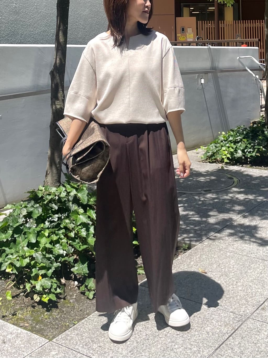 riiさんの「INDIVI｜【褒められパンツ／洗える／ウエストゴム】ワイドタックパンツ」を使ったコーディネート