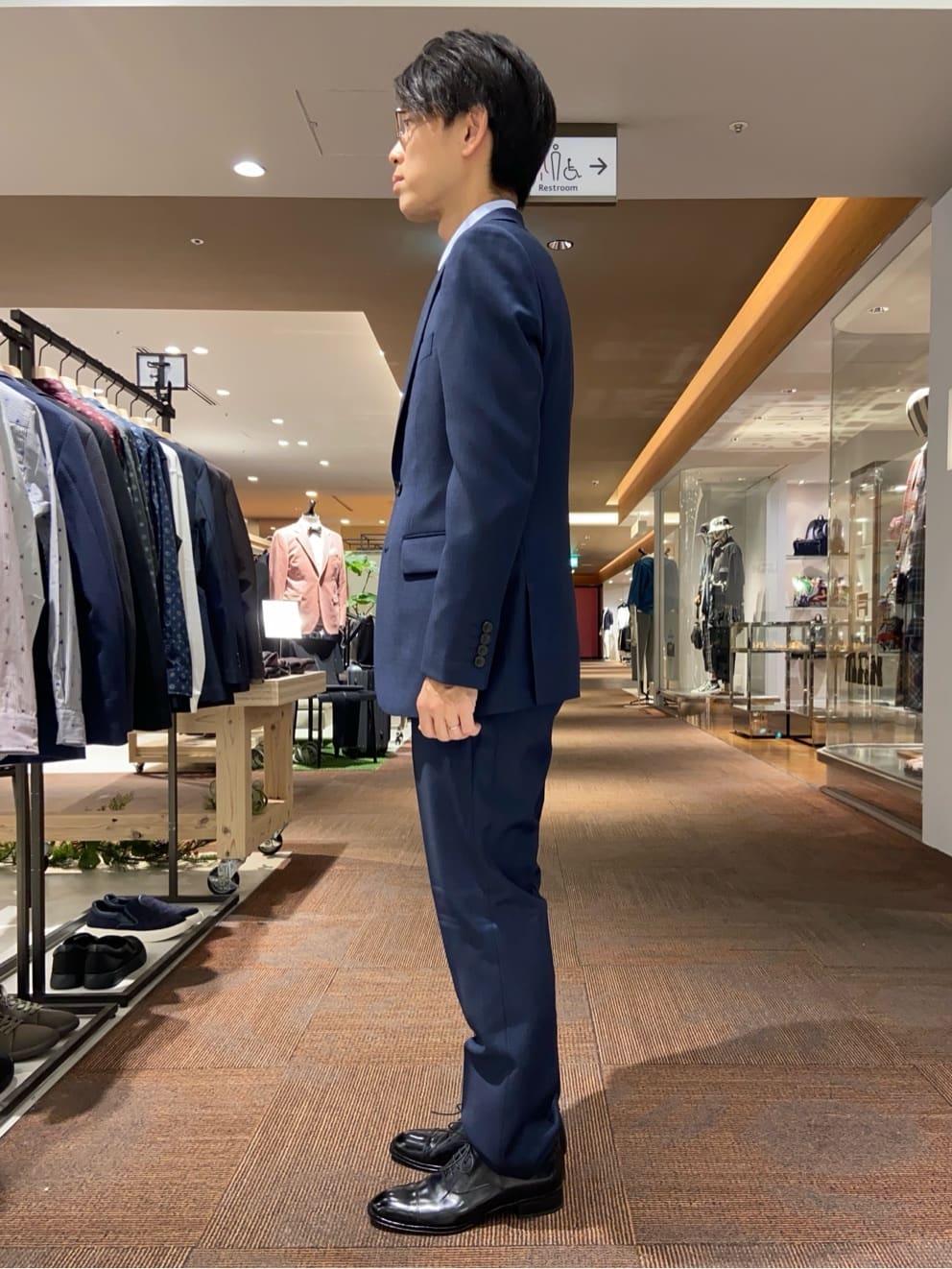 わいずみさんの「TAKEO KIKUCHI｜【Three by Three】シャイニーシャークピンヘッド スーツ/3ピース対応可」を使ったコーディネート
