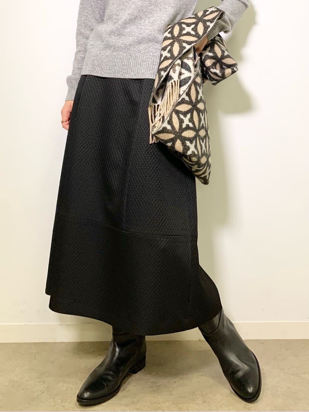 清水夏姫さんの「DRESSTERIOR｜オーバーラップサークル カシミヤ100%マフラー」を使ったコーディネート