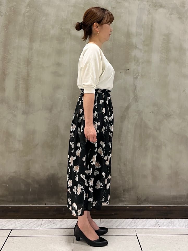 すえさんの「grove｜【ふわっと心地よい足入れ】やわここち(R)Vカットパンプス」を使ったコーディネート