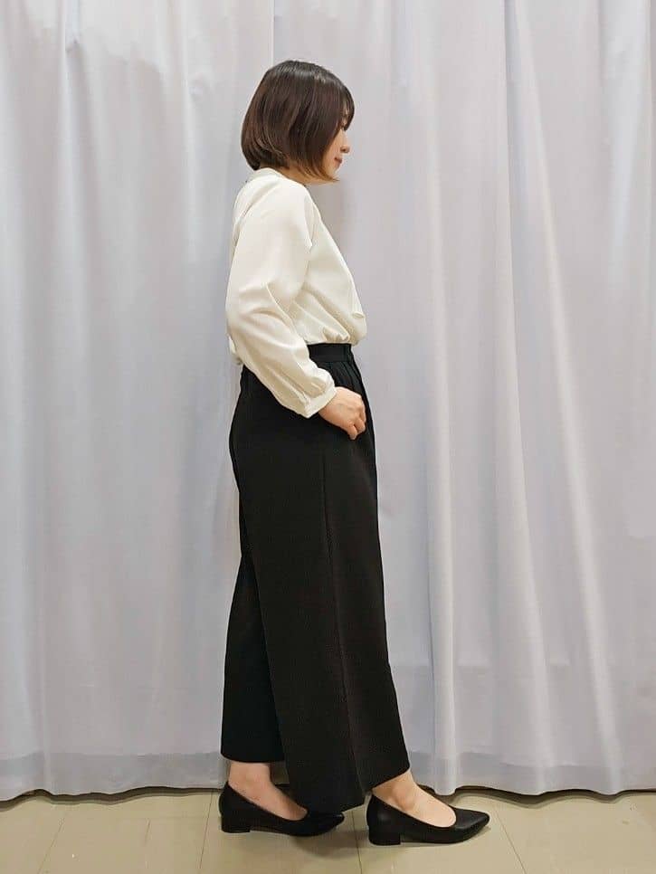 かなさんの「SHOO･LA･RUE｜【通勤/デイリー/セットアップ可】マルチに使える カットジョーゼット ワイドパンツ」を使ったコーディネート