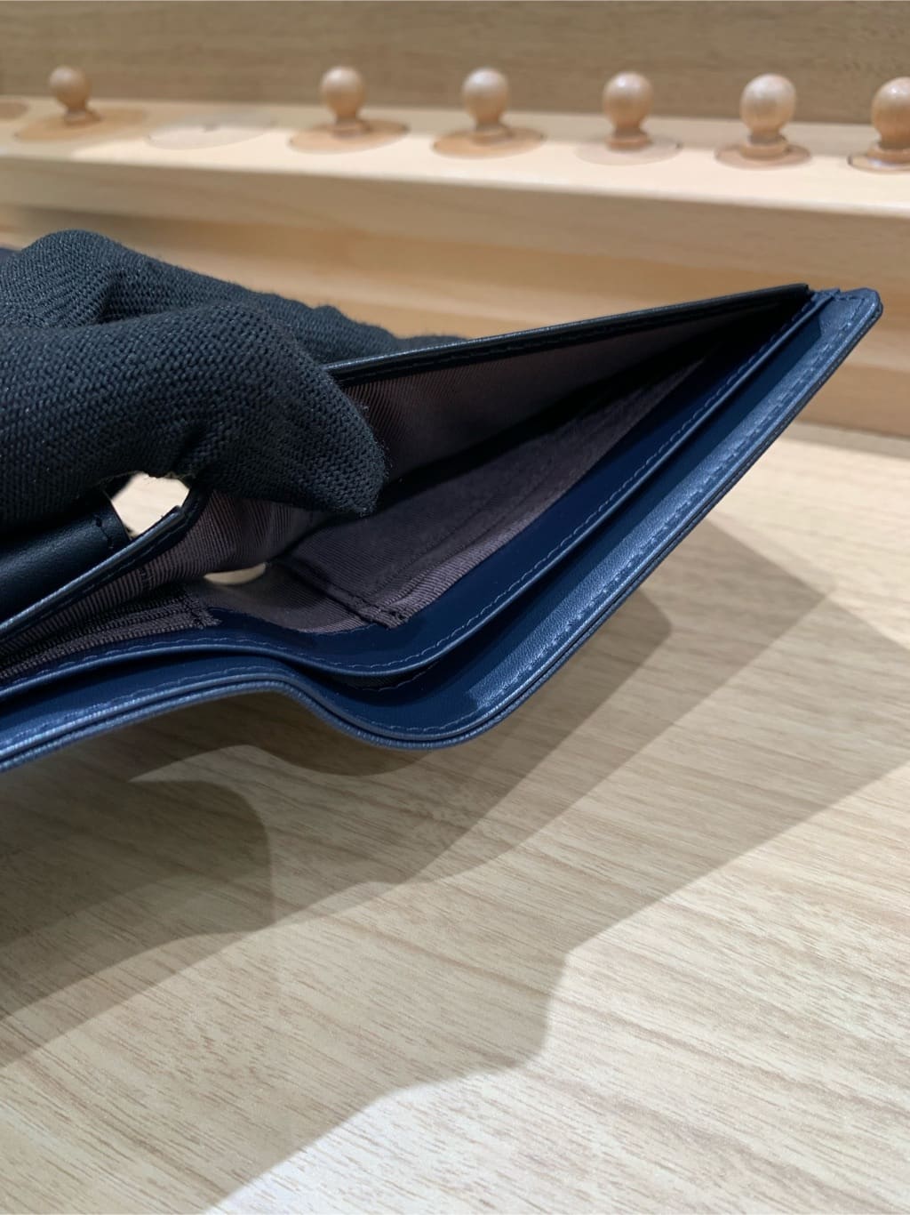 よぴさんの「TAKEO KIKUCHI｜配色型押しレザー 2つ折り財布」を使ったコーディネート