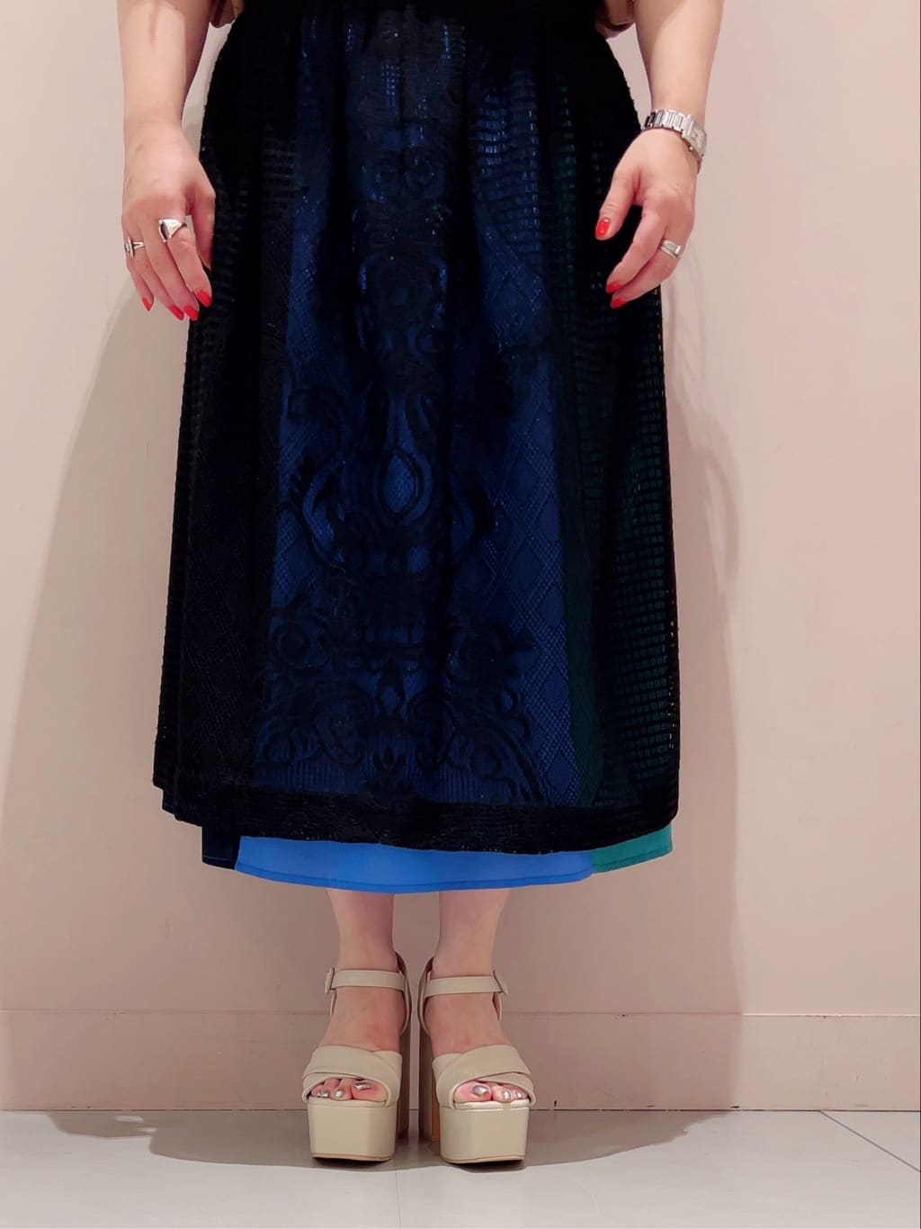 りえさんの「ESPERANZA｜◆【ラク盛り／サンダル】リピーター続出／脚長美脚　ラク盛り厚底サンダル　24年Ver」を使ったコーディネート