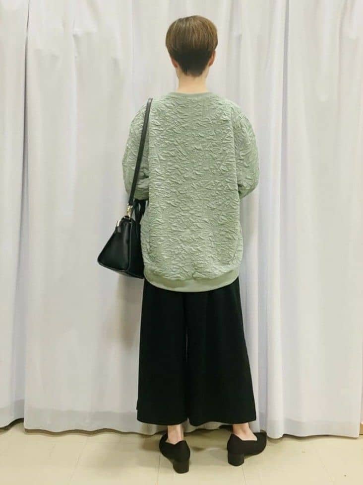 なっちゃんさんの「SHOO･LA･RUE｜【通勤/デイリー/セットアップ可】マルチに使える カットジョーゼット ワイドパンツ」を使ったコーディネート