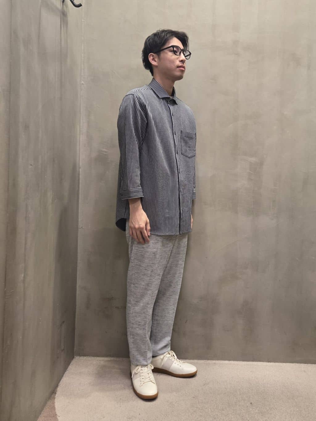 白木駆さんの「TAKEO KIKUCHI｜【尾州織】リネンブレンド メッシュパンツ」を使ったコーディネート