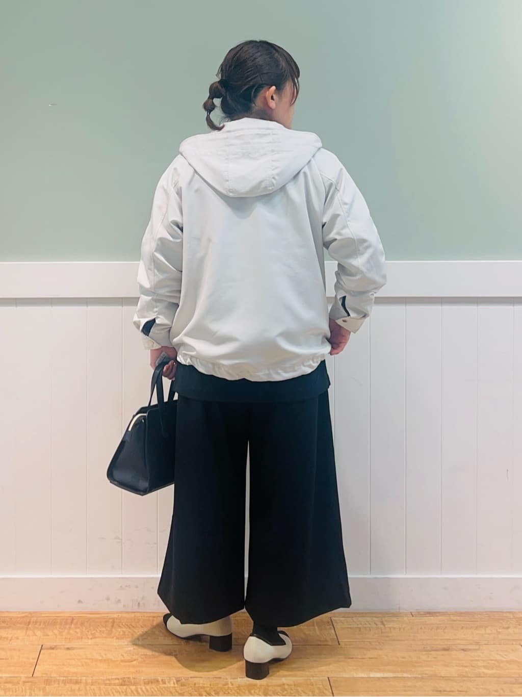 タナさんの「SHOO･LA･RUE｜【通勤/デイリー/セットアップ可】マルチに使える カットジョーゼット ワイドパンツ」を使ったコーディネート