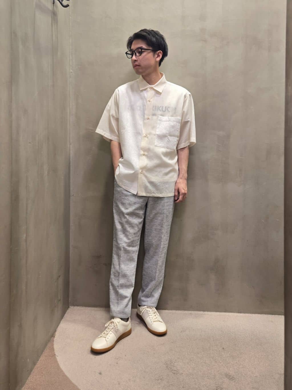 白木駆さんの「TAKEO KIKUCHI｜【尾州織】リネンブレンド メッシュパンツ」を使ったコーディネート