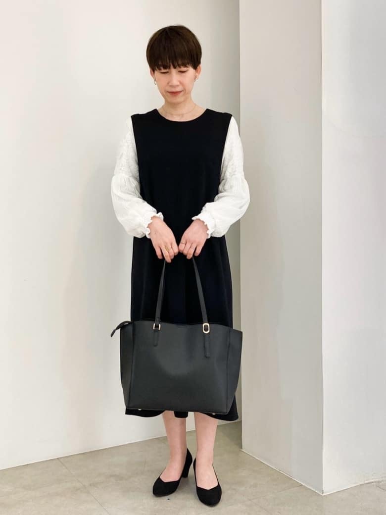 KUROさんの「grove｜【ふわっと心地よい足入れ】やわここち(R)Vカットパンプス」を使ったコーディネート