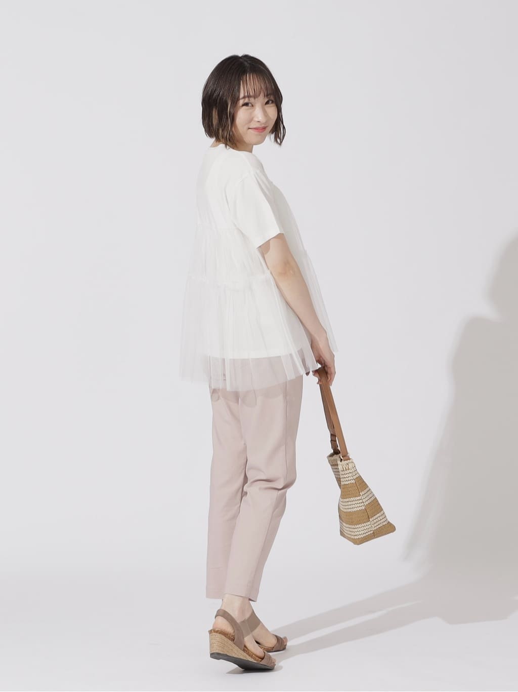 𝐜𝐡𝐢𝐤𝐚さんの「SHOO･LA･RUE｜【SS-3L/無理せずスリム】 ぐんぐん伸びる イージーテーパードパンツ」を使ったコーディネート