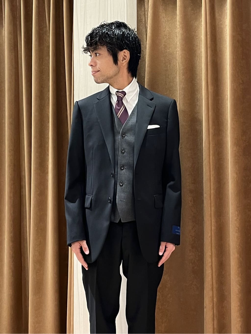 URAさんの「TAKEO KIKUCHI｜【冠婚葬祭】無地 サージスーツ/3ピース対応可」を使ったコーディネート