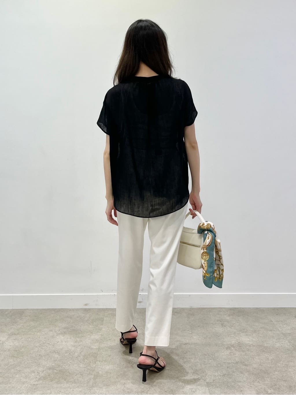 kaaiさんの「UNTITLED｜【手洗い／58cm正方形】ベルトプリントスカーフ」を使ったコーディネート