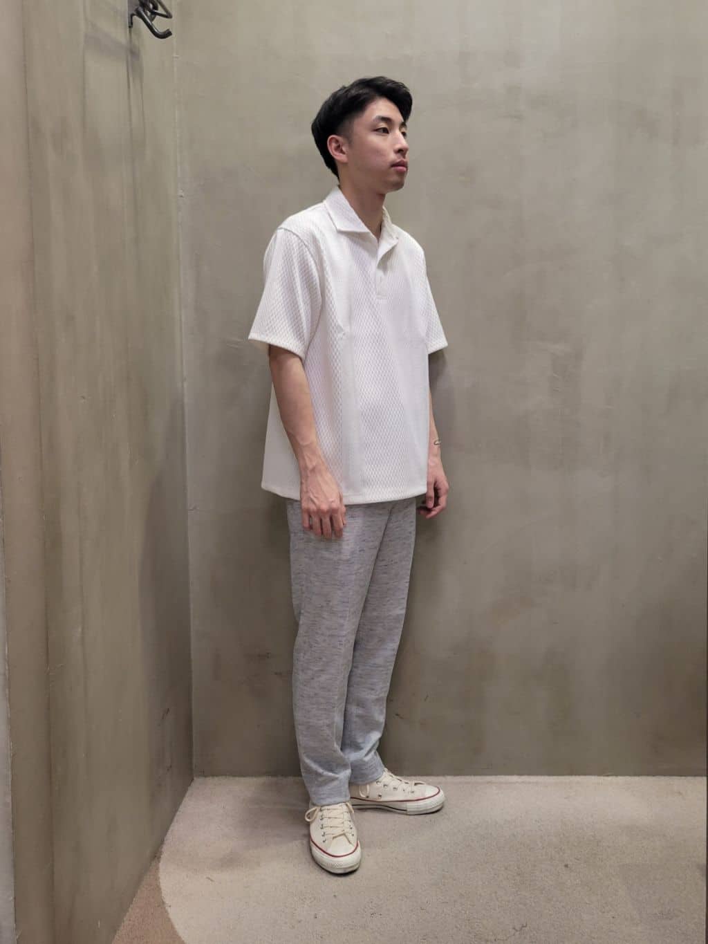 白木駆さんの「TAKEO KIKUCHI｜【尾州織】リネンブレンド メッシュパンツ」を使ったコーディネート