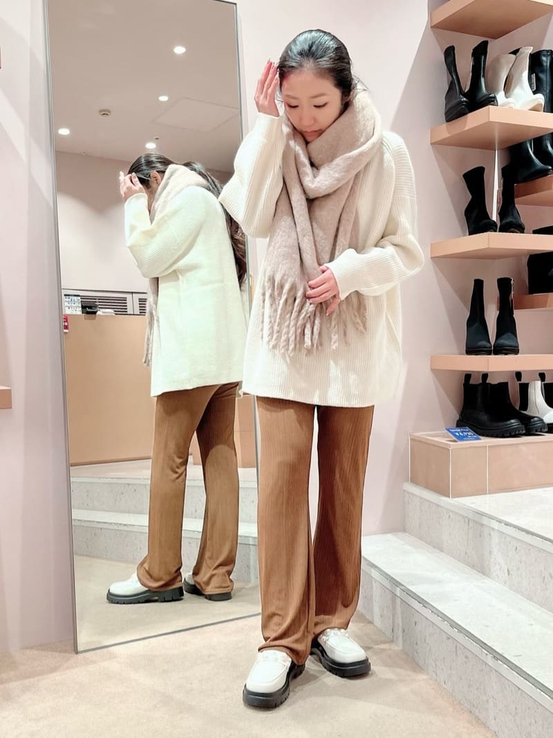 kaoriさんの「ESPERANZA｜アレンジしやすい250cm カラフルボリュームストールマフラー　累計販売約5000枚【防寒／マフラー」を使ったコーディネート