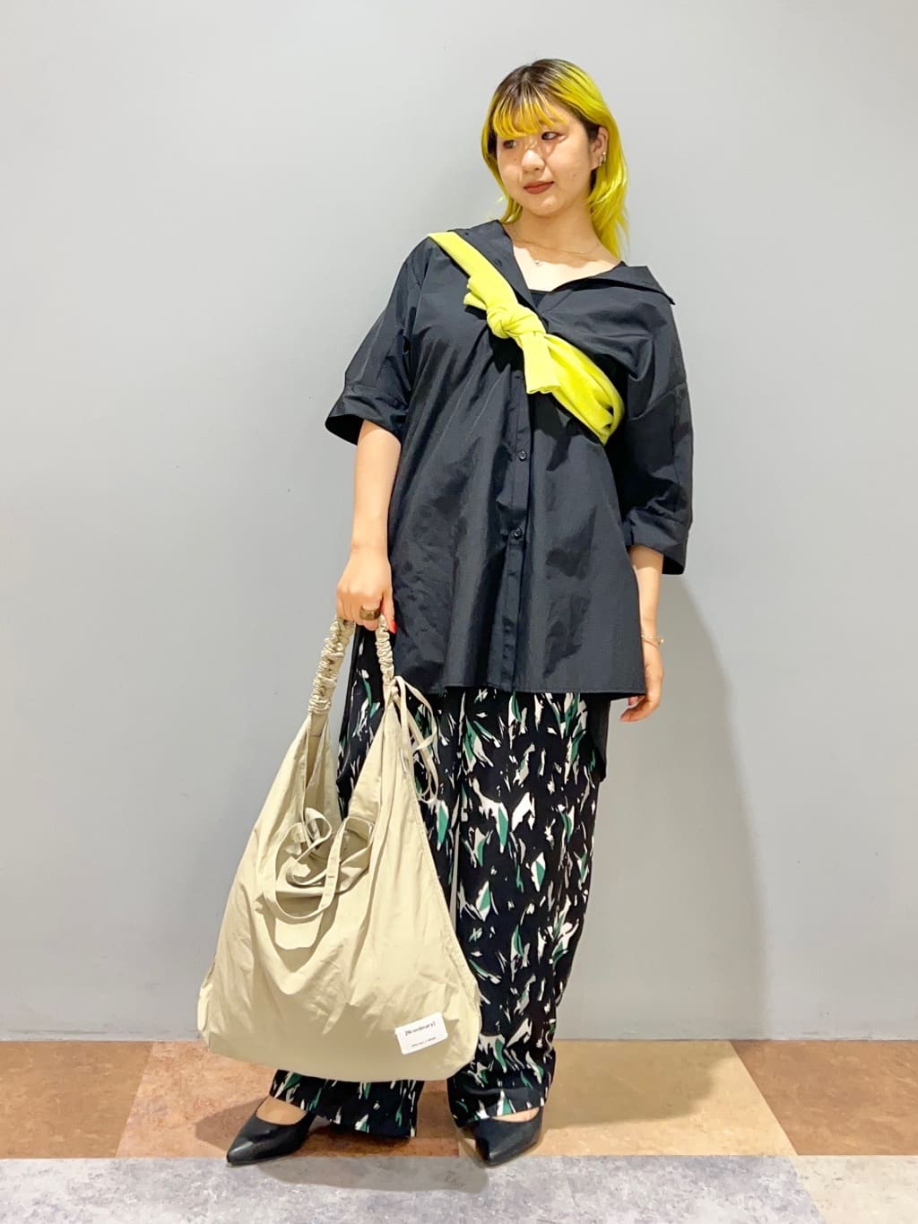 ひらのみさんの「THE SHOP TK｜【N/ordinary別注】クランプルショルダートートバッグ」を使ったコーディネート