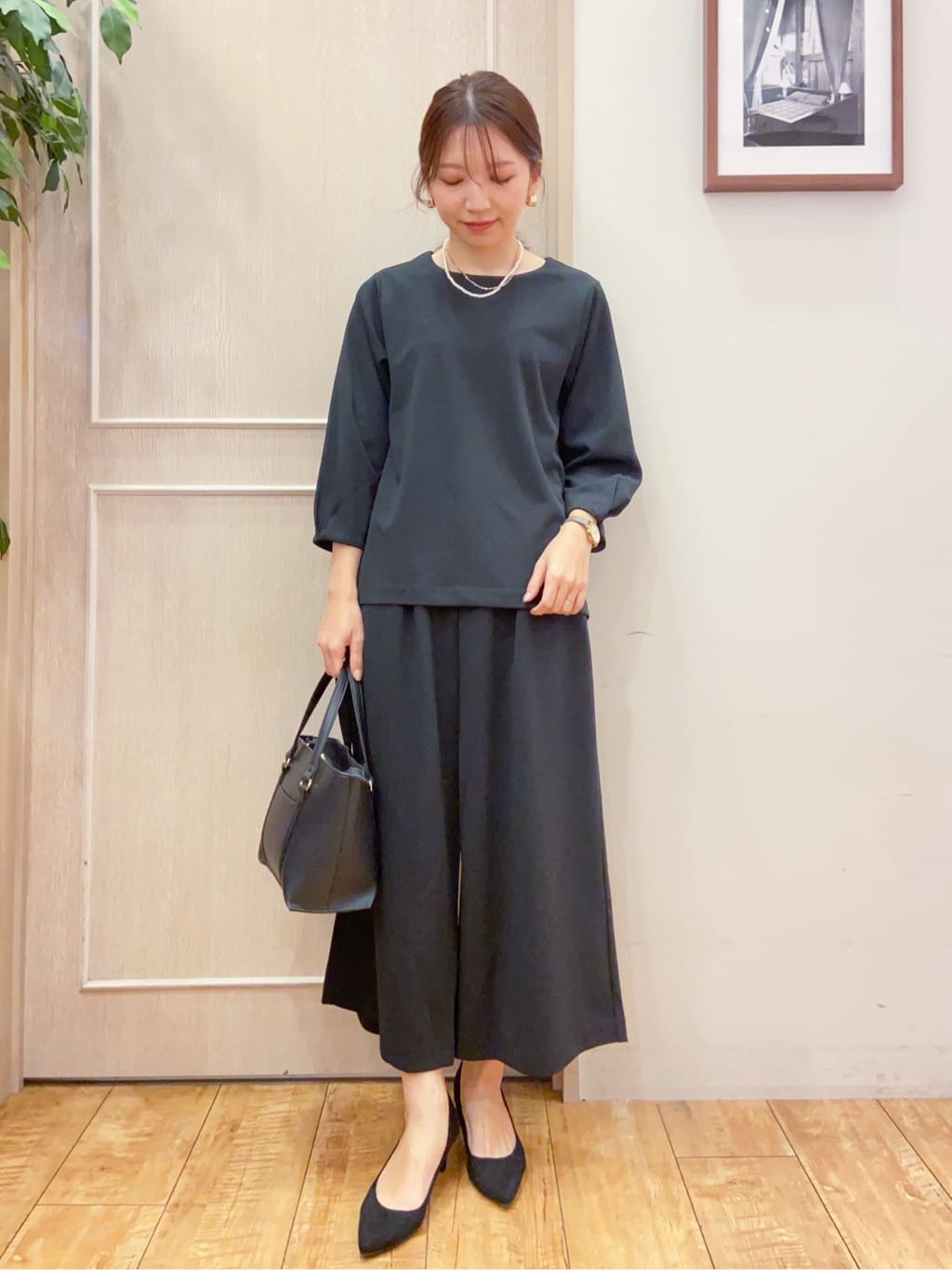 なみさんの「SHOO･LA･RUE｜【通勤/デイリー/セットアップ可】マルチに使える カットジョーゼット ワイドパンツ」を使ったコーディネート